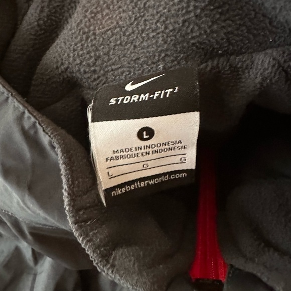 Vintage Nike Men's Budweiser Black and Red Windbreaker - Picture 7 of 7